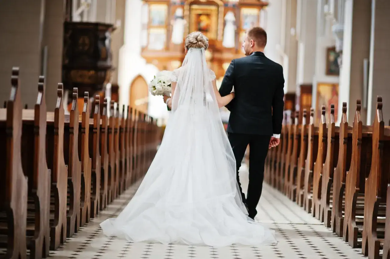 Para młoda idzie do ołtarza. Czy można wziąć ślub kościelny więcej niż raz? To pytanie zadaje sobie wiele par.