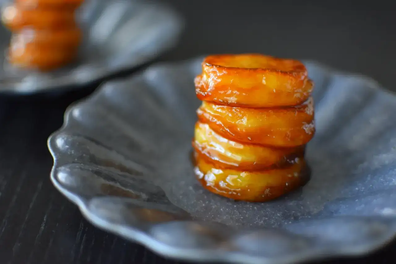 Gestapelte, karamellisierte Mochi-Ringe auf einem grauen Teller. Ein k&ouml;stliches Mochi-Rezept zum Nachmachen.