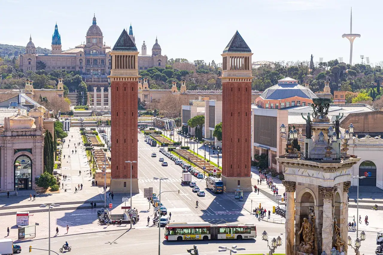 Barcelona: dwie wieże, pałac i fontanna. Ciekawe ciekawostki o Hiszpanii czekają na odkrycie w tym pięknym mieście.