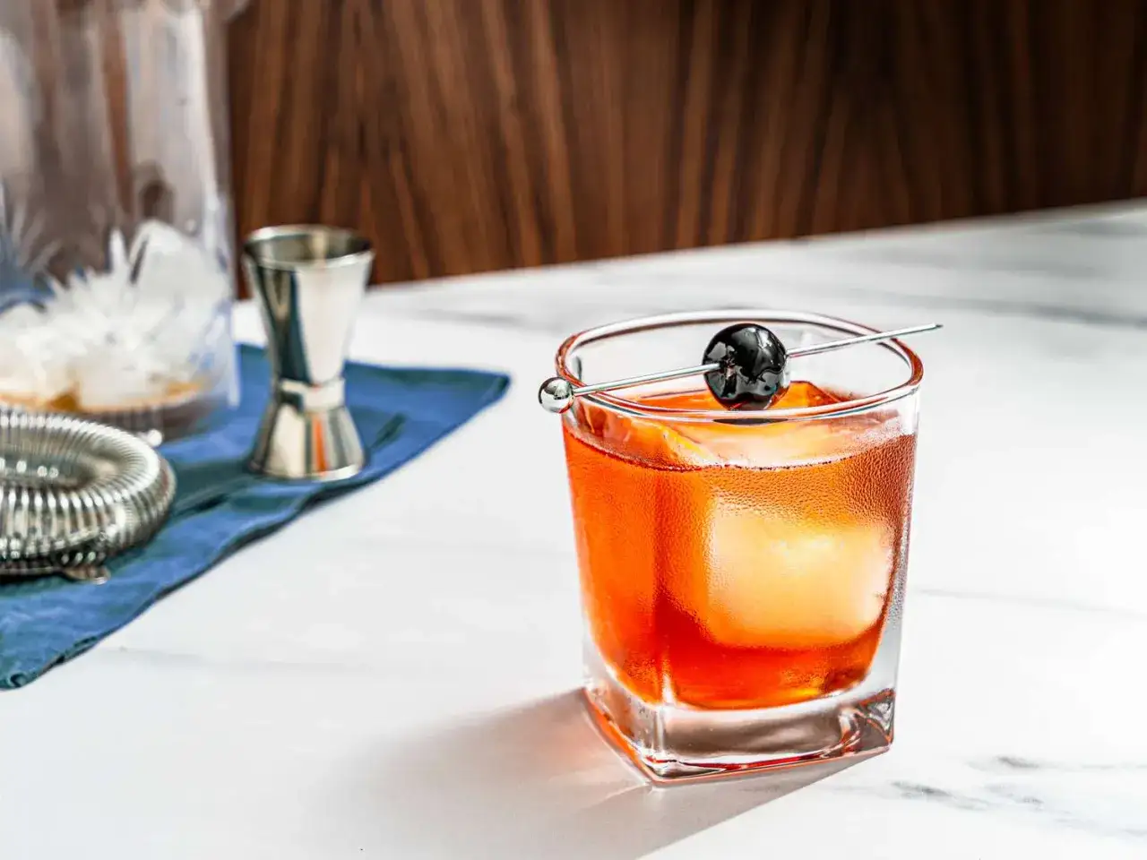 En klassisk Godfather drink med en körsbärsgarnityr, redo att avnjutas.
