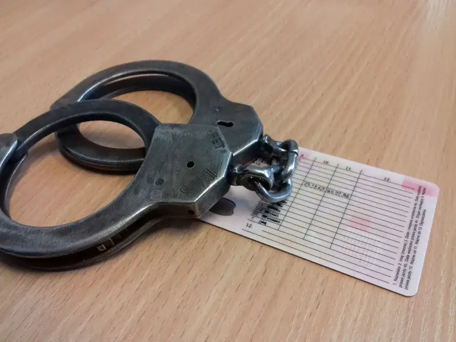 kajdanki i prawo jazdy na stole