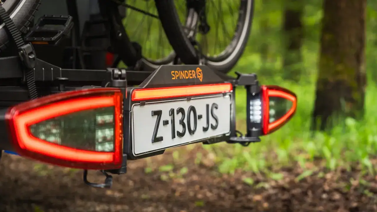Zestaw rowerowy z dodatkową tablicą rejestracyjną Z-130-JS i światłami LED.