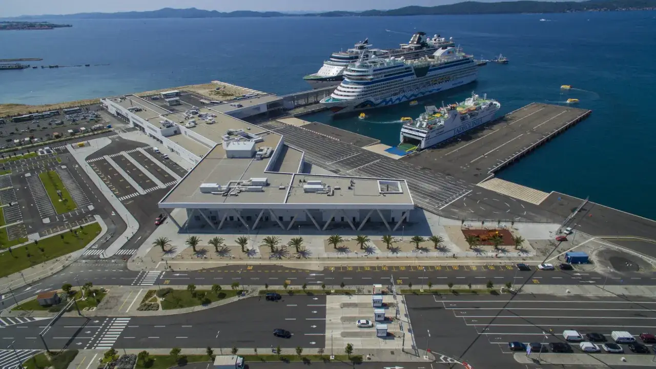 Il porto di Zara accoglie navi da crociera e traghetti. Un moderno terminal passeggeri si affaccia sul mare blu.