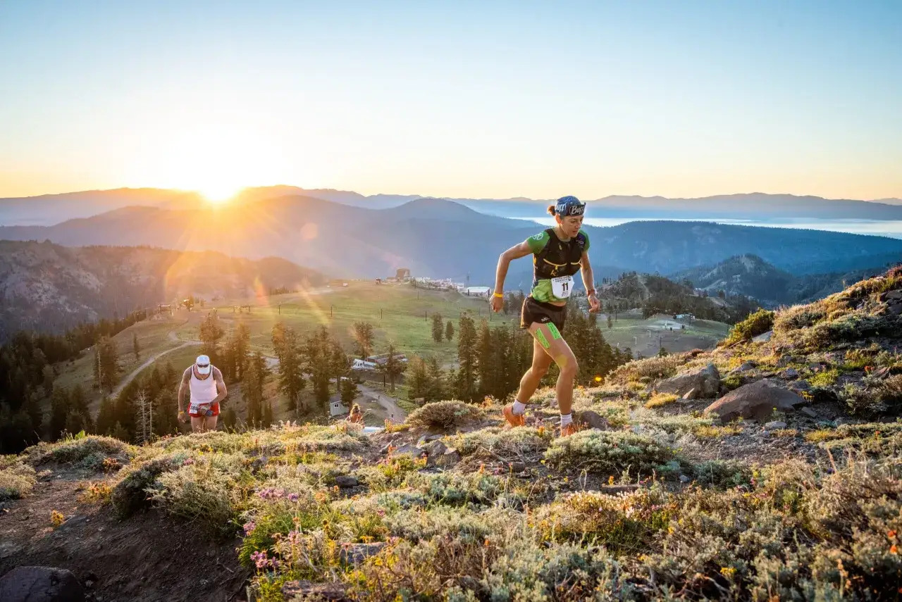 Alba sui monti, corridori affrontano il percorso dei Western States 100.