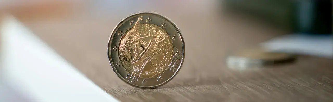 Moneta z Wieżą Eiffla. Zastanawiasz się, ile zarabia adwokat za sprawę?