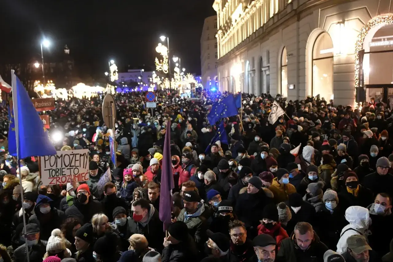 Tłum protestujących na ulicy, flagi UE, transparent
