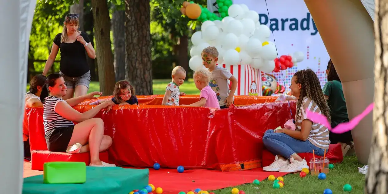 Dzieci bawią się w basenie z piłeczkami, a dorośli ich pilnują. Wygląda jakby to było świętowanie, kiedy Michał ma imieniny.
