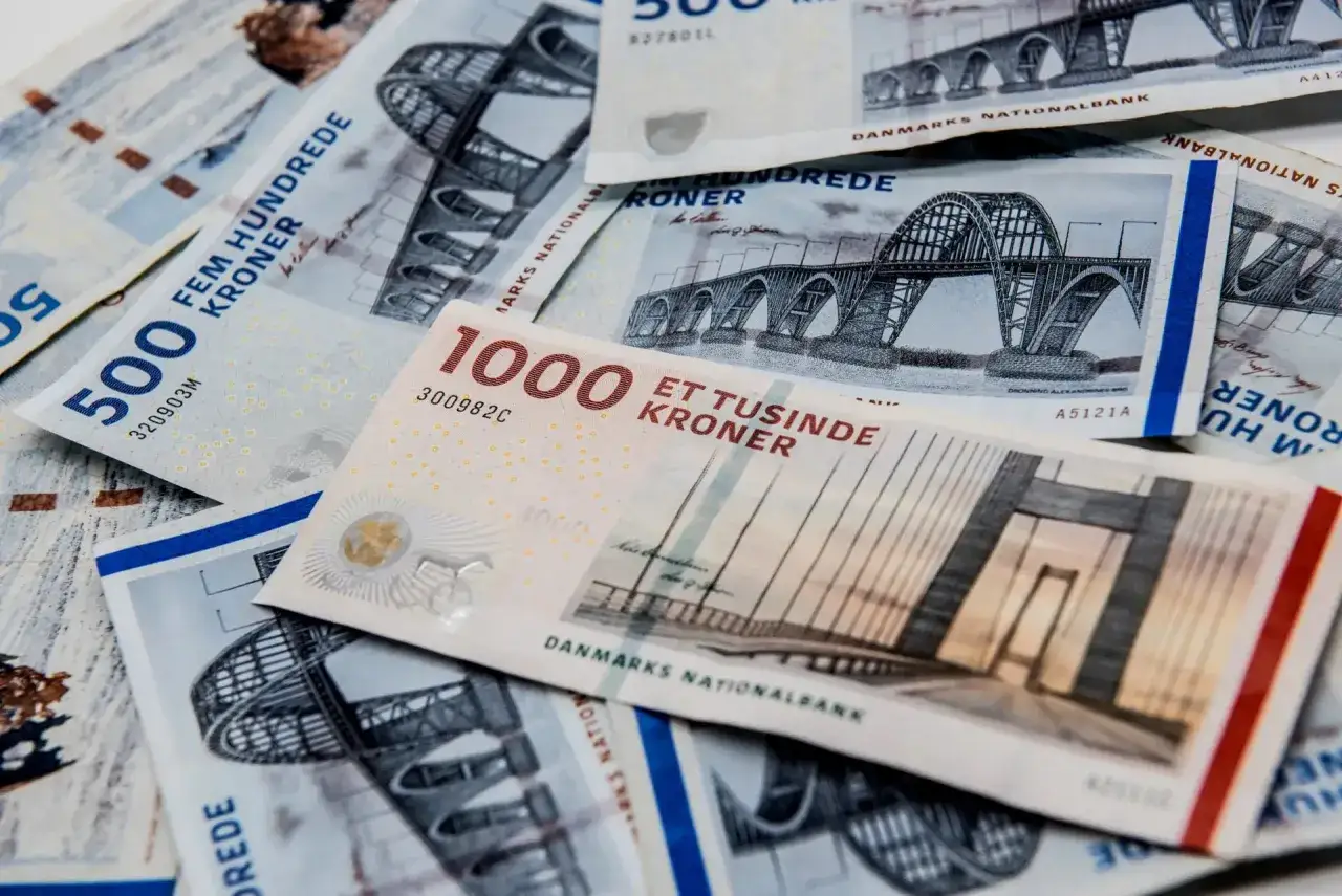 Dania używa korony duńskiej. Na zdjęciu widać banknoty 500 i 1000 koron, z mostami i podpisem Danmarks Nationalbank.