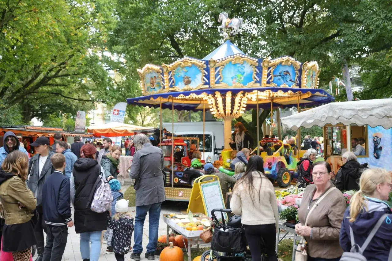 Buntes Treiben bei Leichlingen Veranstaltungen: Kinderkarussell, Marktstände und fröhliche Menschen genießen den Tag.