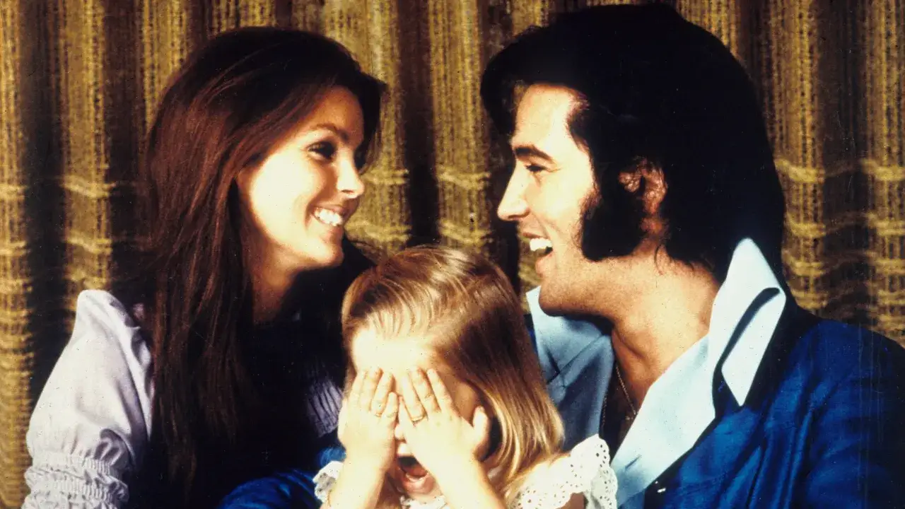 Priscilla Presley, Elvis und ihre Tochter Lisa Marie, kurz vor der Priscilla Presley Scheidung. Ein trauriger Moment, der in diesem Bild festgehalten wurde.