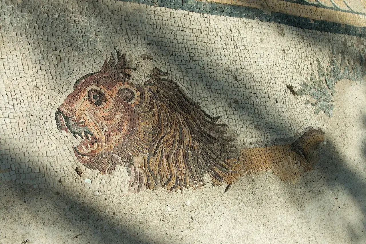 Mosaïque antique représentant le lion de Némée, premier des 12 travaux d'Hercule. La bête rugit, prête à affronter le héros.