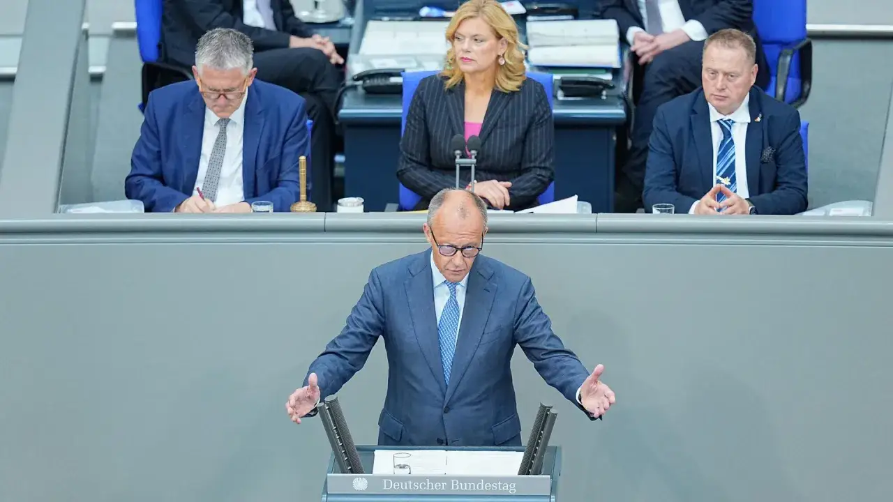 Redner im Bundestag diskutiert, wer Bundeskanzler werden darf. Im Hintergrund sitzen Abgeordnete.