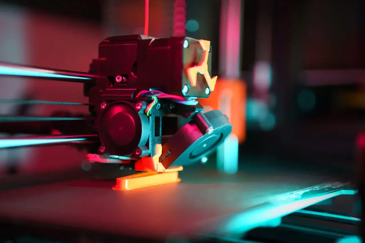 drukarka 3D w akcji lub różnorodne wydruki 3D