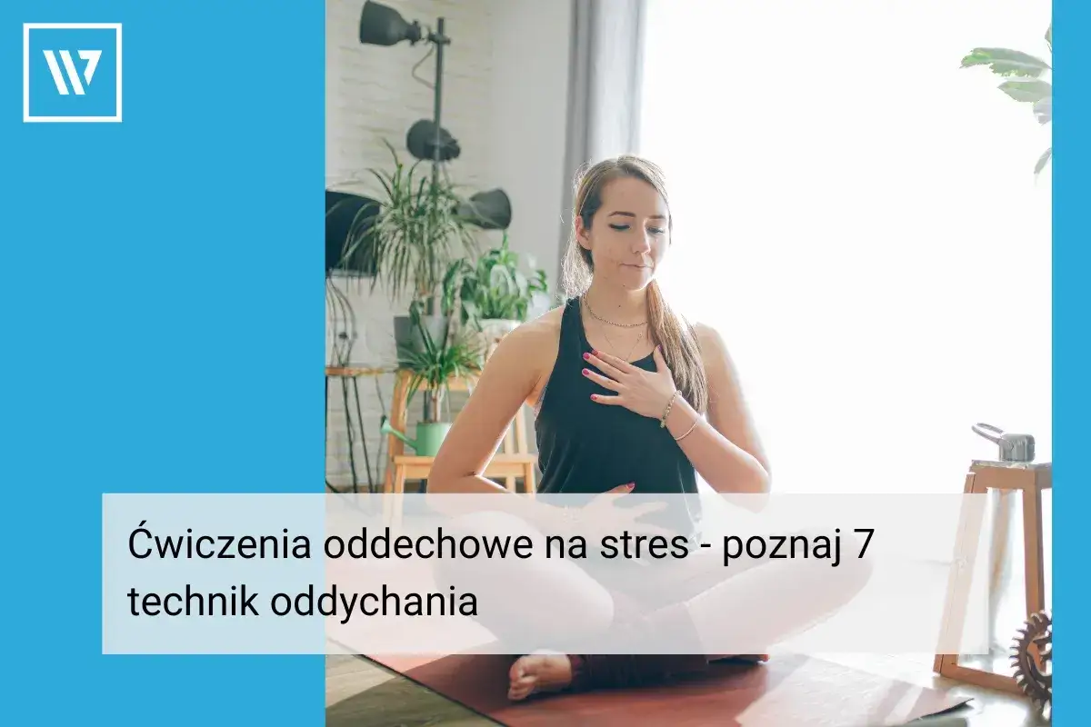 Kobieta w pozycji medytacyjnej ćwiczy oddech, pokazując, jak sobie radzić ze stresem w pracy.