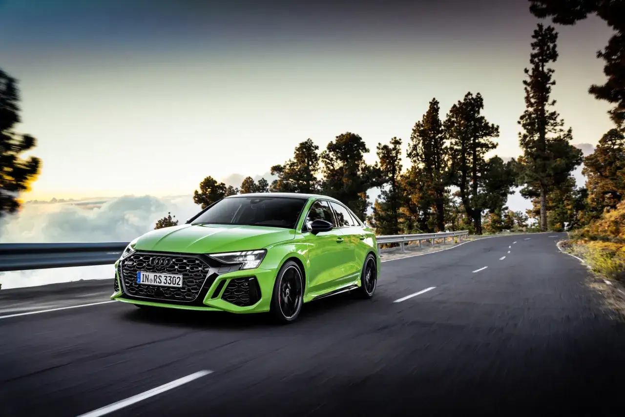 Zielony Audi RS3 pędzi po górskiej drodze. Sprawdź aktualną audi rs3 cenę i poczuj wolność.