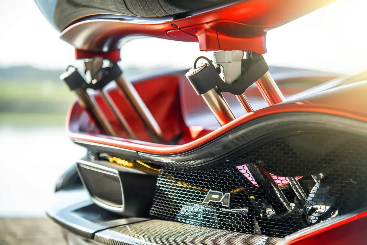 Detailaufnahme des mclaren p1 heck mit seinem markanten Fl&uuml;gel und den roten Akzenten.