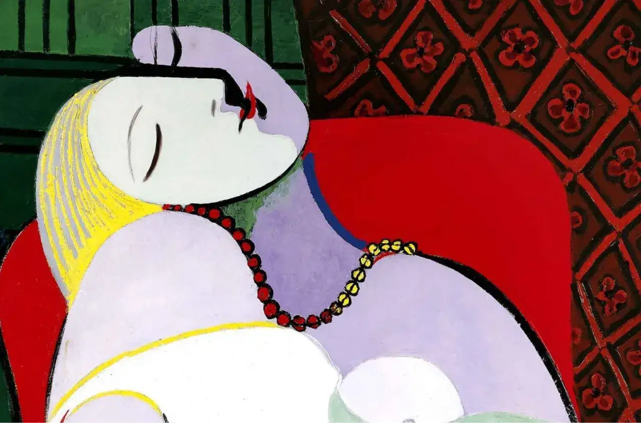 Une femme endormie, peinte dans le style cubiste de la période artistique de Pablo Picasso, repose sur un fauteuil rouge, parée de perles.