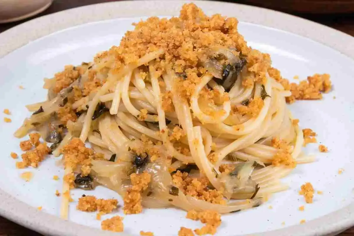 Spaghetti alla carrettiera con pangrattato croccante e verdure. Un piatto semplice e gustoso.