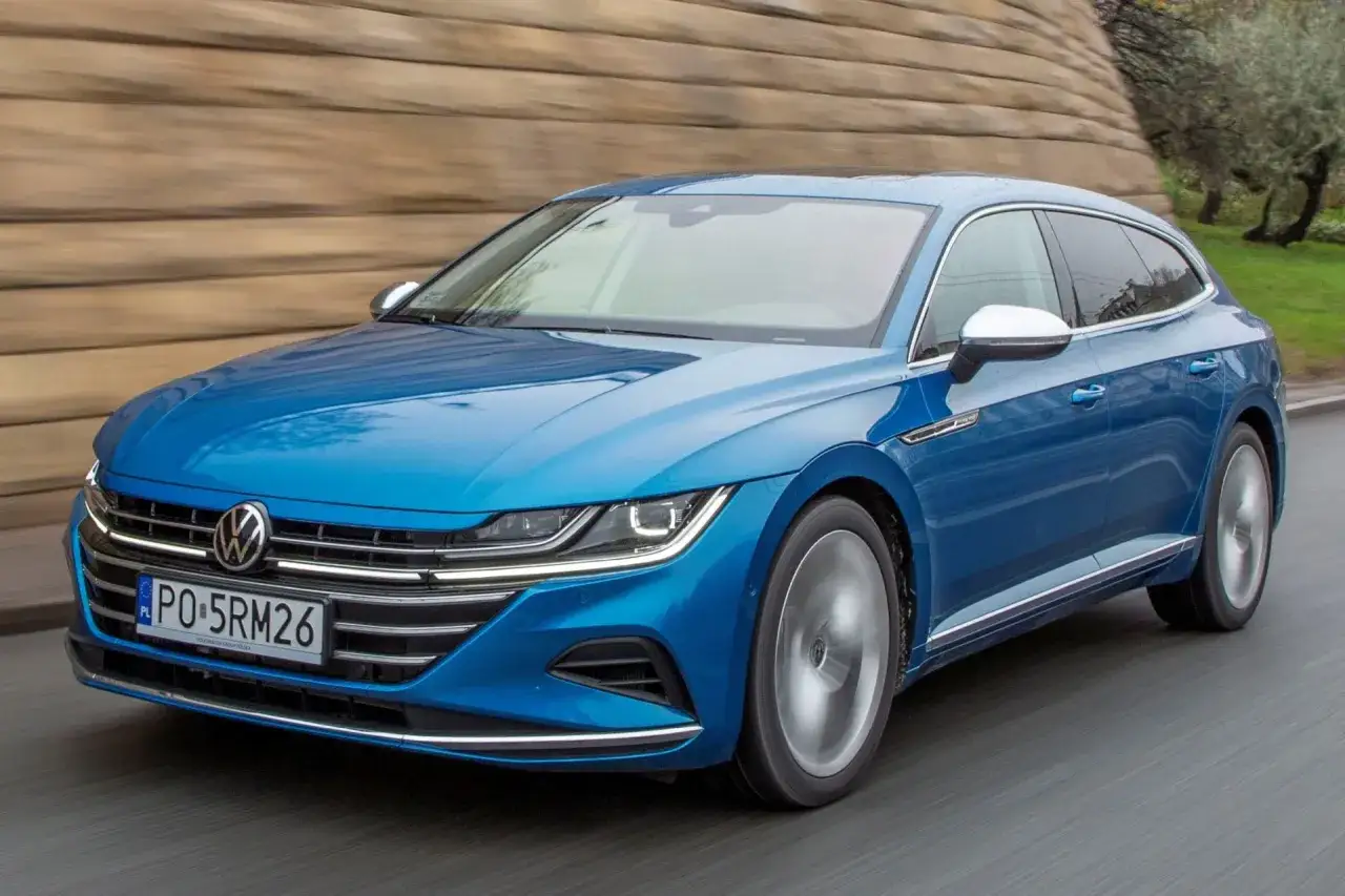Niebieski Volkswagen Arteon na drodze. Sprawdź aktualną volkswagen arteon cena i wybierz swój wymarzony samochód.