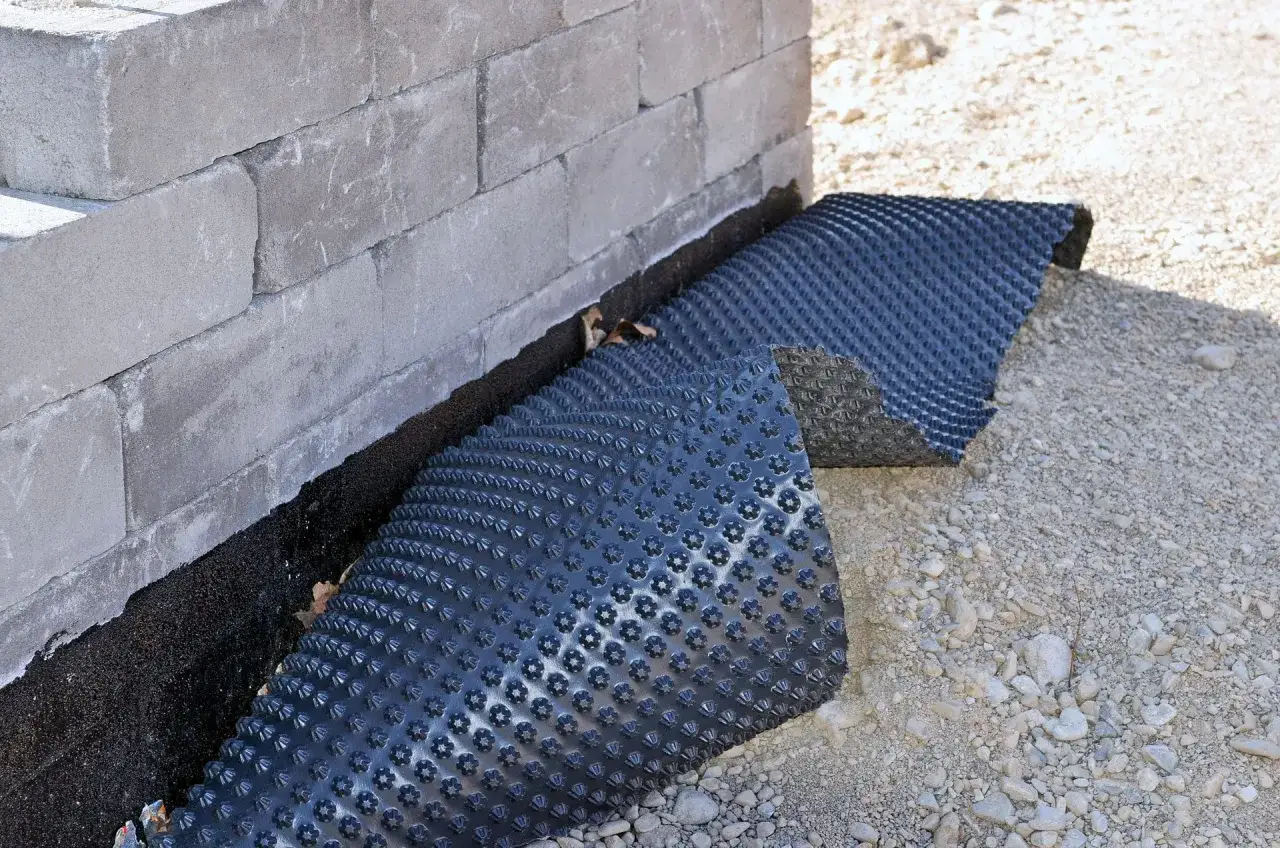 Drainagematte schützt vor Sickerwasser am Mauerwerk.