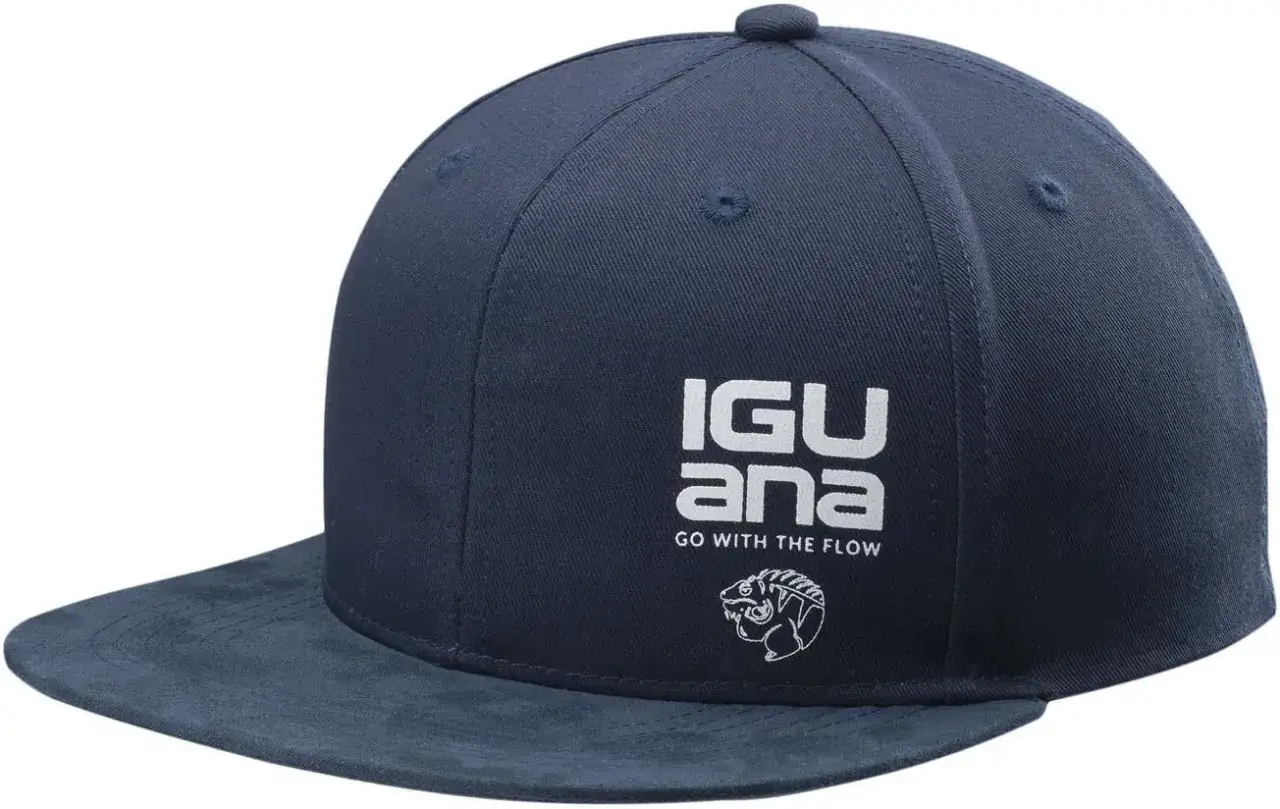 Granatowa czapka z daszkiem z logo Iguana i rysunkiem jaszczurki.
