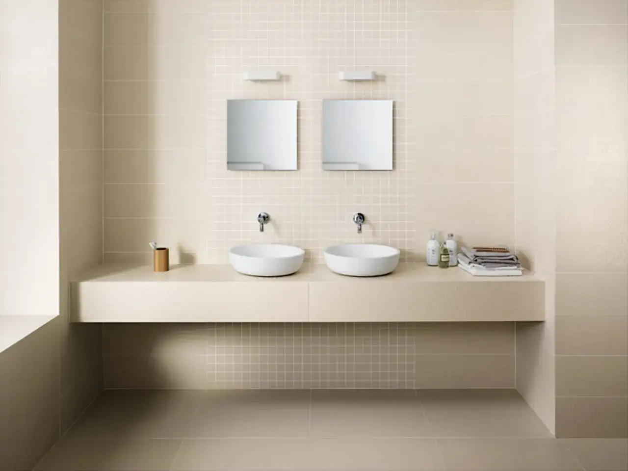 Moderne kleine bad ideen: Doppelwaschbecken auf schwebender Konsole, quadratische Spiegel und dezente Mosaikfliesen.