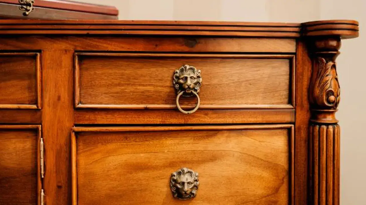 Mueble de madera con tiradores de le&oacute;n. El bet&uacute;n de Judea antes y despu&eacute;s le da un acabado rico y profundo.