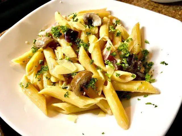 pasta penne al ajillo con champiñones portobello y guindilla