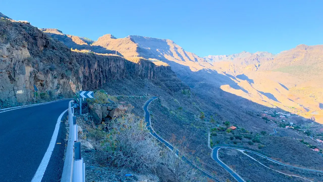 En slingrande väg klättrar uppför bergssluttningen på Gran Canaria. Perfekt för den som vill cykla på Gran Canaria och njuta av dramatiska vyer.