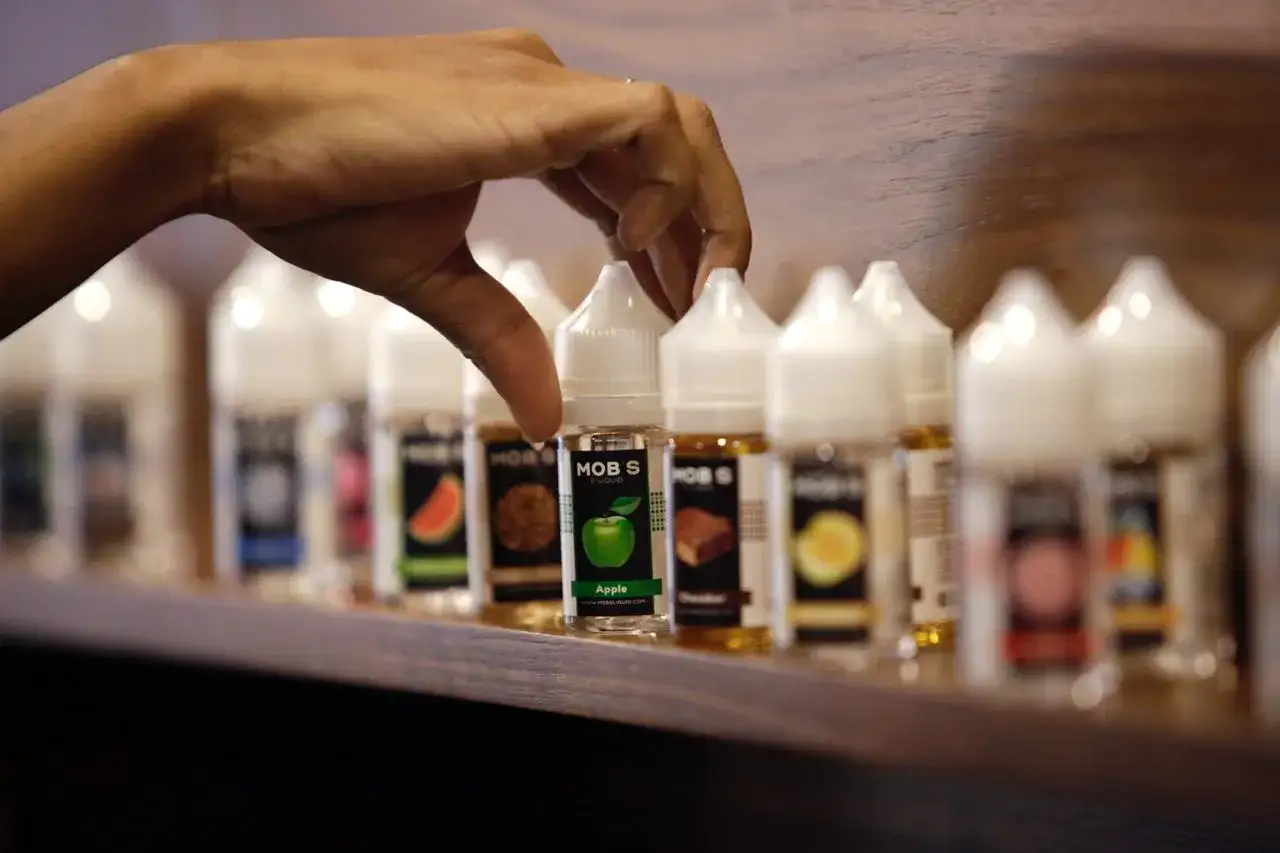 Mano elige un l&iacute;quido para vaper sabor manzana. &iquest;Cu&aacute;ntas calor&iacute;as tiene un vaper?