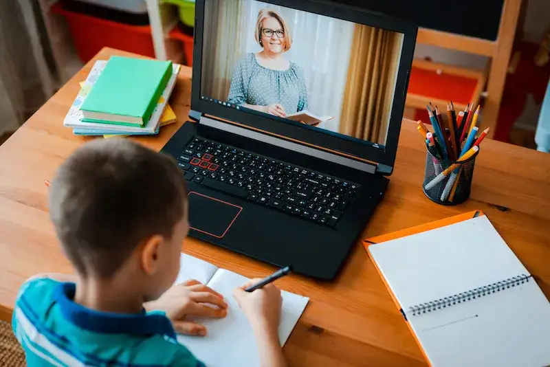 Uczeń na lekcji zdalnej z laptopem