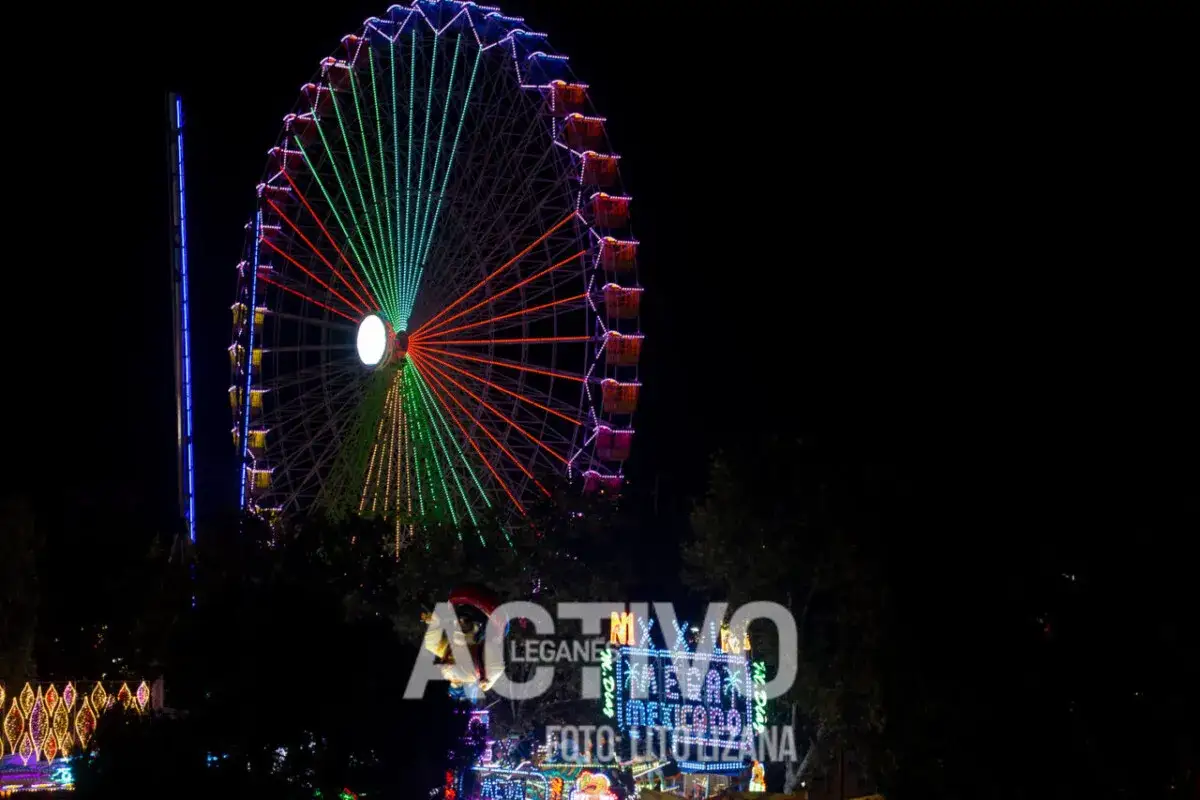 Noche de **fiestas de Leganés** con noria iluminada y atracciones.