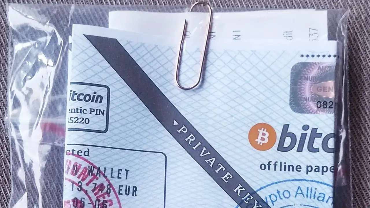 Bitcoin-relaterat papper med PIN-kod och 