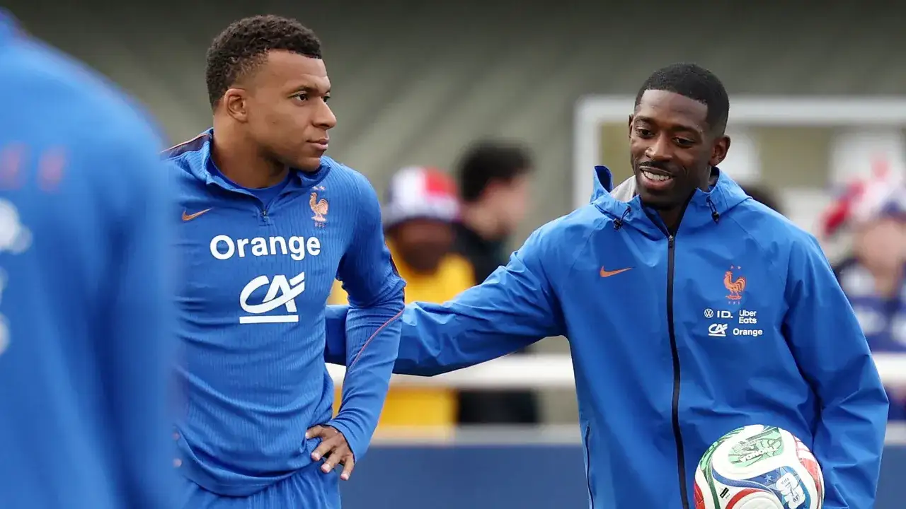 Mbappé i Ousmane Dembélé w strojach reprezentacji Francji. Dembélé, mimo niedawnej kontuzji, wydaje się być w dobrym nastroju.