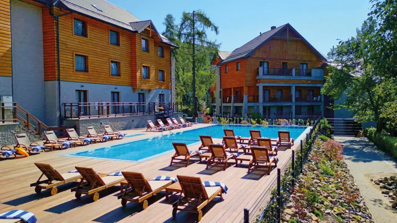 hotelowy basen dla gości z zewnątrz