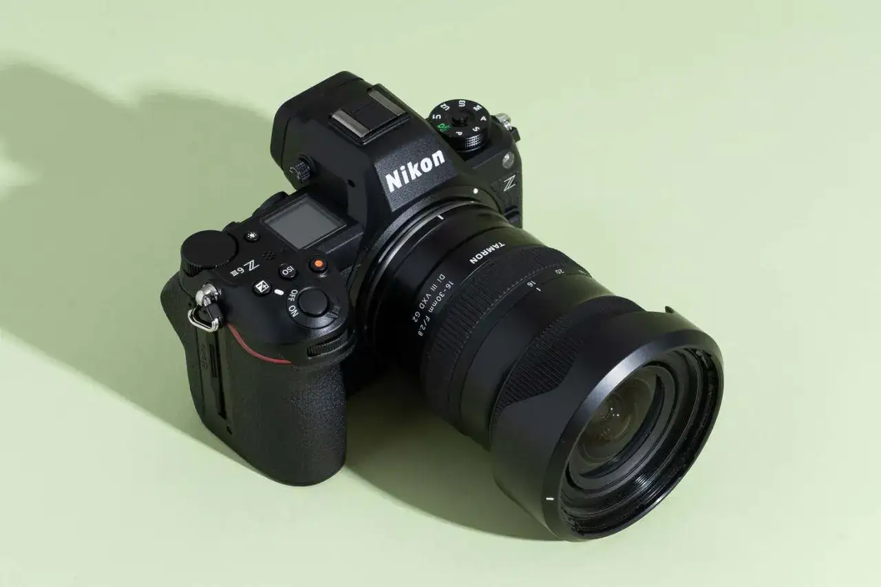 Appareil photo Nikon Z avec objectif Tamron 16-30mm. L'objectif monture Z est prêt pour capturer des moments.