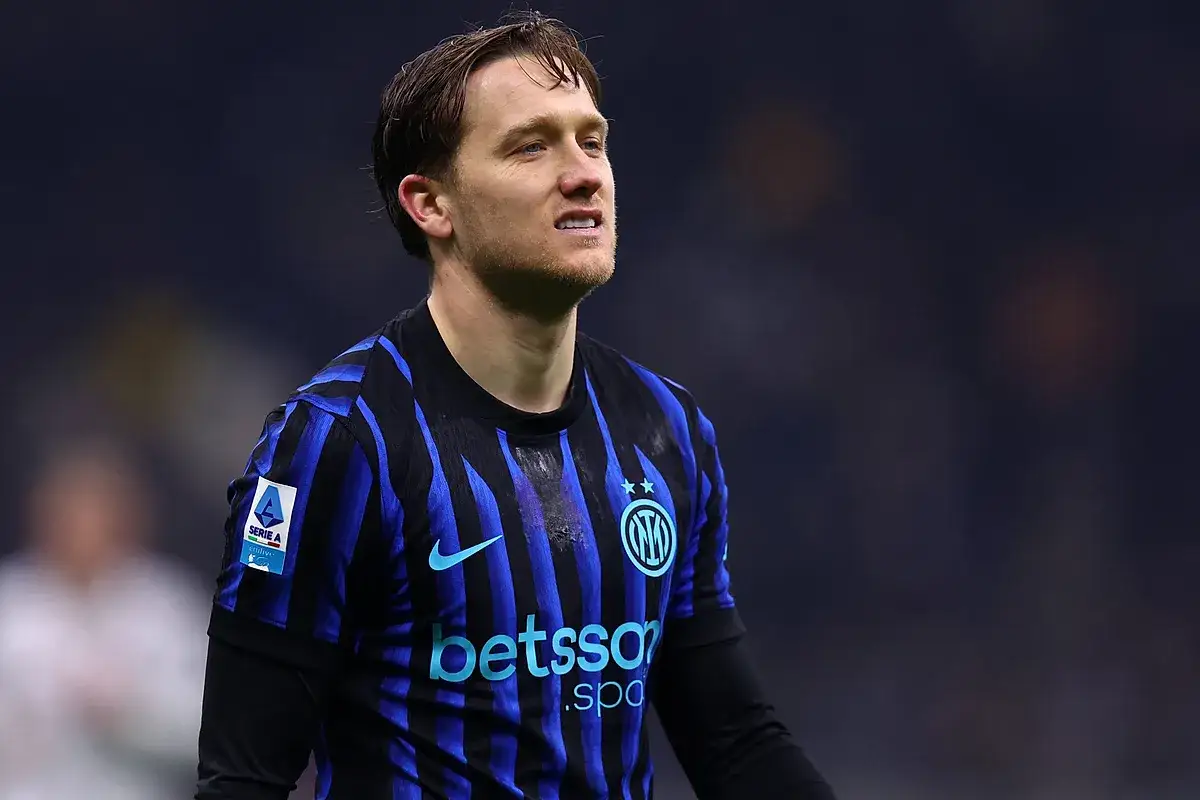 Piłkarz Interu Mediolan w czarno-niebieskiej koszulce, gotowy do meczu z Genoa CFC.