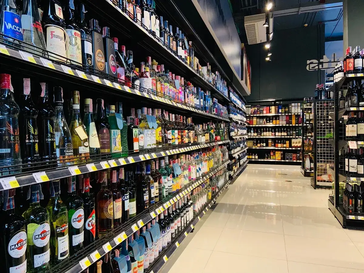Regały pełne alkoholi. Zastanawiasz się, dlaczego w 2026 roku wzrośnie akcyza na alkohol etylowy o kolejne 15 procent?