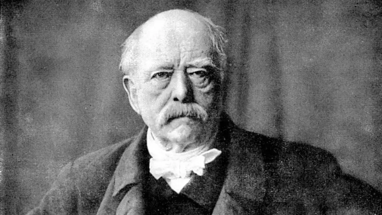 Porträt eines älteren Mannes mit Schnurrbart und weißem Hemdkragen. Er blickt ernst in die Kamera. Otto von Bismarck jung, aber schon mit den Zügen des späteren Staatsmanns.