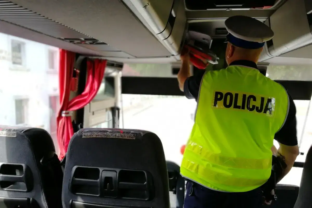 Policja kontrolująca autokar przeładowany