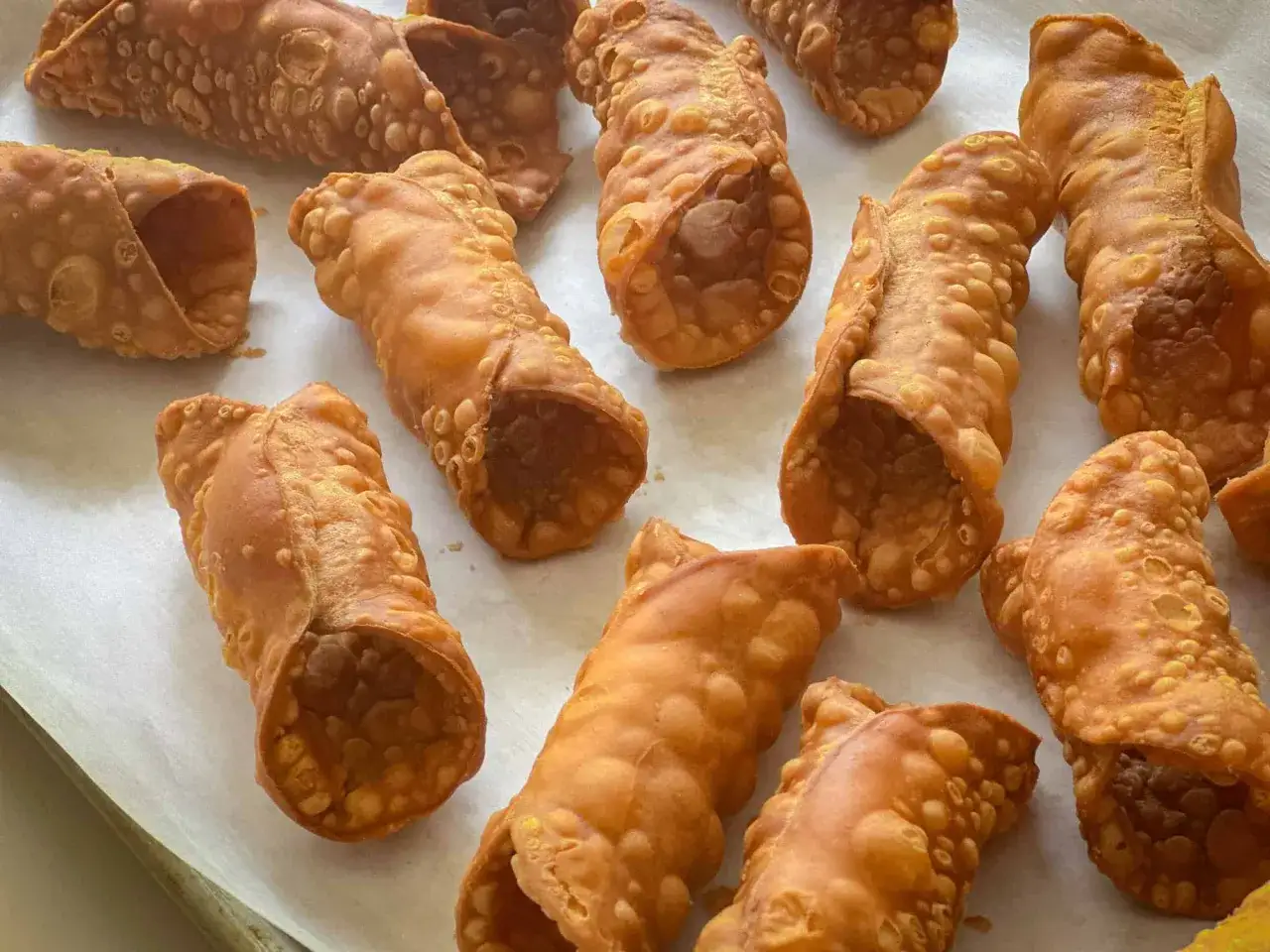 Krispiga, gyllene cannoliskal, redo f&ouml;r fyllning. Ett perfekt cannoli recept f&ouml;r hemmabruk.