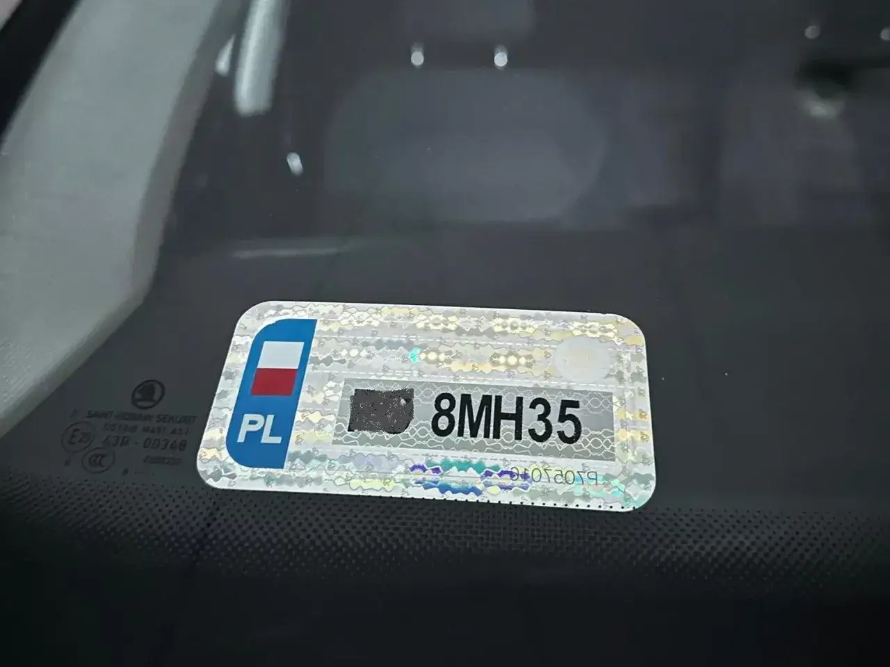 Naklejka na szybie z polską flagą i numerem rejestracyjnym 8MH35. Czy naklejka na szybie jest obowiązkowa? To pytanie zadaje sobie wielu kierowców.
