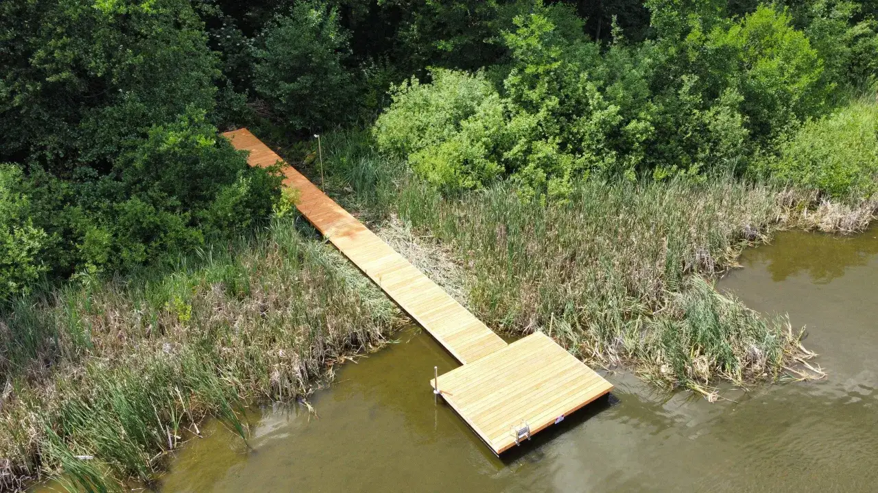 Drewniany pomost na stawie, idealny do relaksu nad wodą. Prosty sposób, jak zrobić pomost na stawie, by cieszyć się naturą.