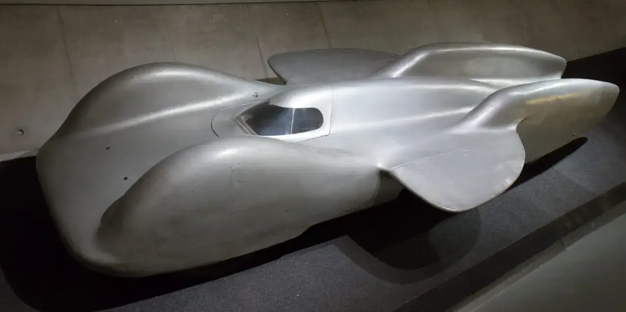 Silver T80 Mercedes-Benz racer, en aerodynamisk dr&ouml;m fr&aring;n 1930-talet, st&aring;r utst&auml;lld.