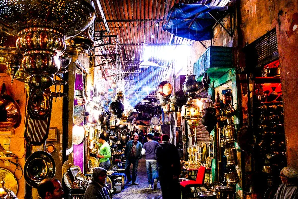 Bunter Souk in Marokko mit vielen Lampen und Gef&auml;&szlig;en. Araber schlendern durch die Gassen.