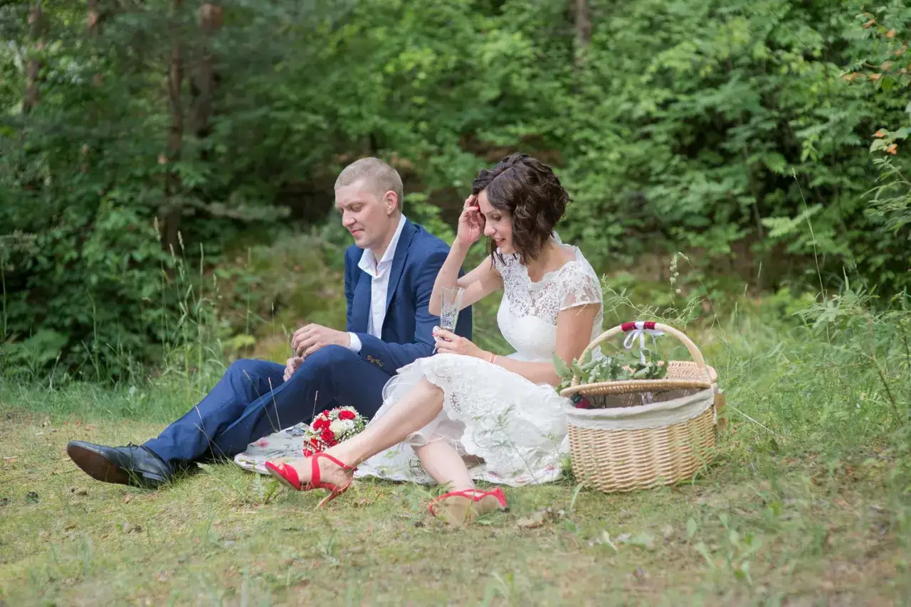 Para młoda w lesie, symbol intymności i luksusu, klucz do sukcesu kameralnych kolacji typu