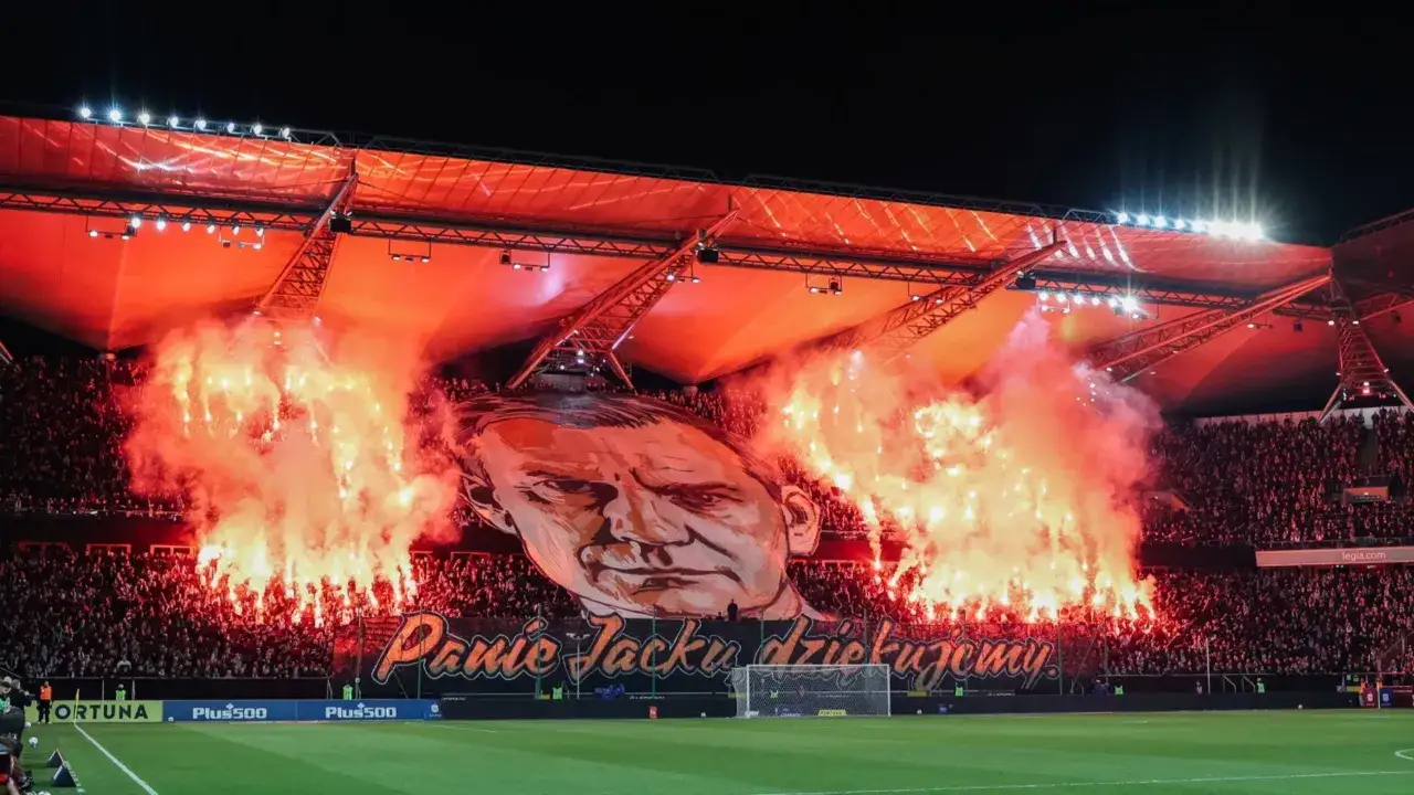 Trybuna honoruje legendę futbolu. Tysiące kibiców z racami i ogromnym transparentem z wizerunkiem Jacka Gmocha.
