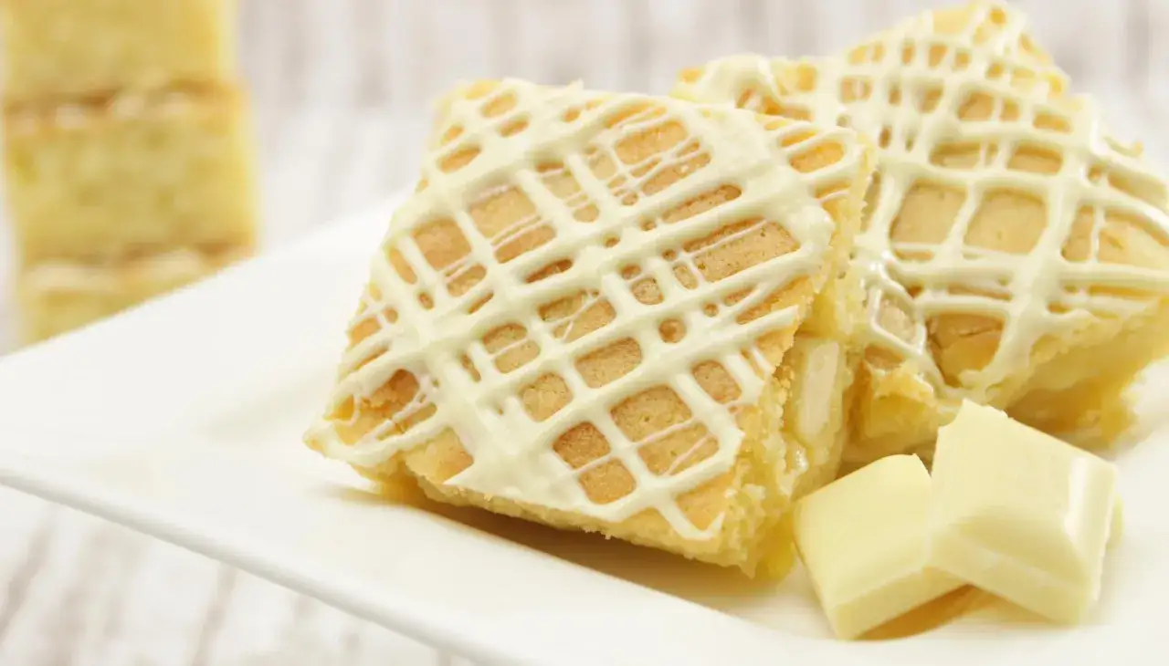 Zarte Blondies mit wei&szlig;er Schokolade, ein k&ouml;stliches Rezept f&uuml;r s&uuml;&szlig;e Momente.