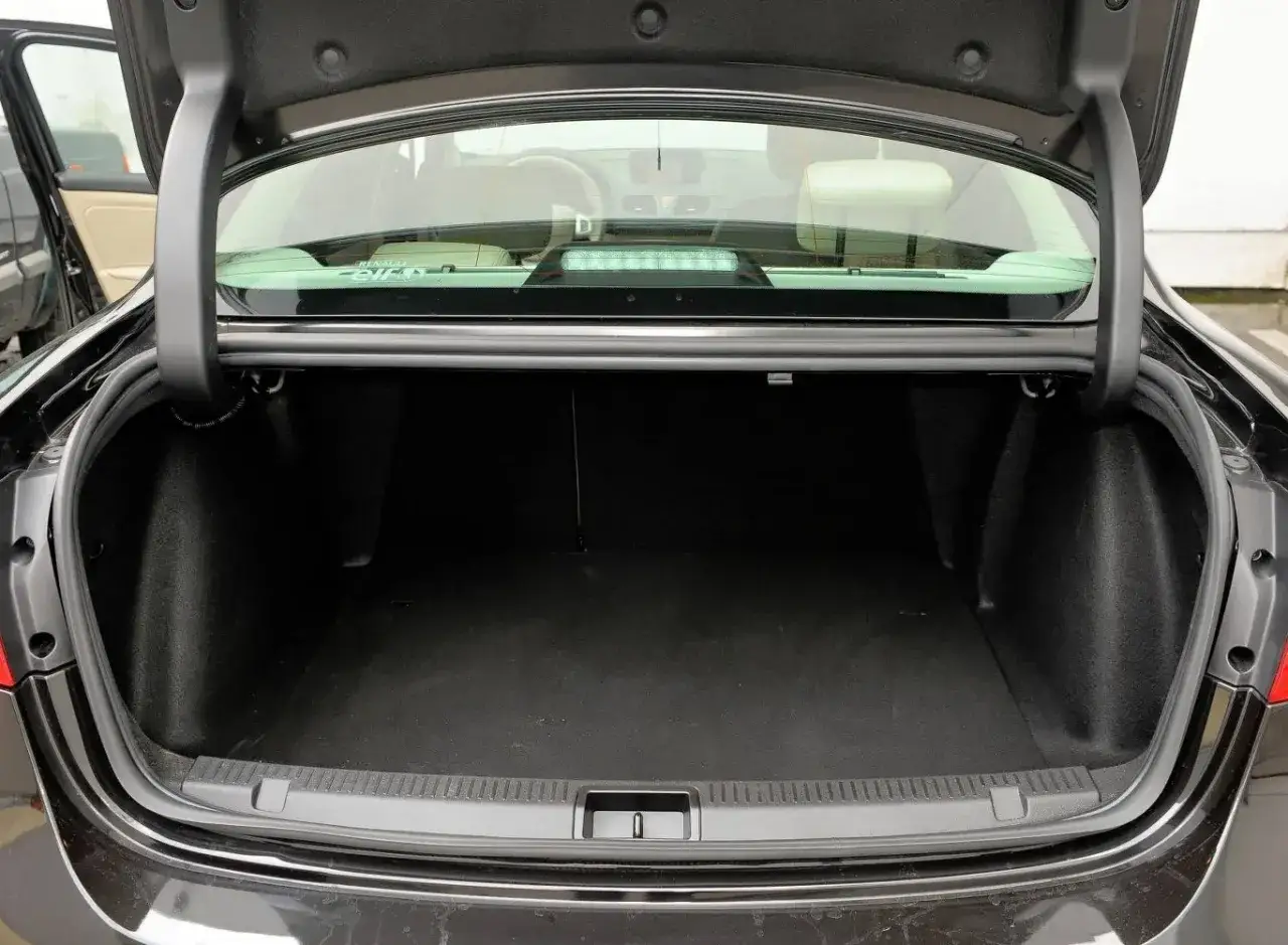 Pusty bagażnik czarnego Renault Fluence, gotowy na wakacyjne zakupy lub podróż.