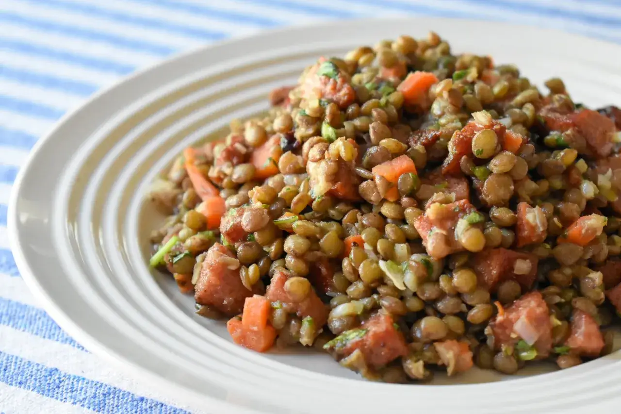 Salade de lentilles vertes savoureuse, avec des dés de carottes et des herbes fraîches. Parfait pour une cuisson lente et un repas sain.